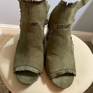 olive colored heel